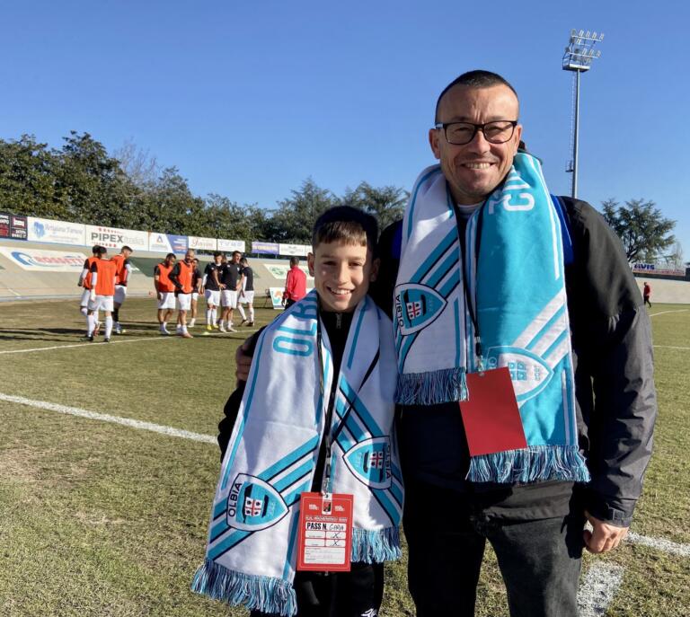 Giacomo e Nicolò a bordocampo durante il riscaldamento dell'Olbia | Foto Olbia Calcio