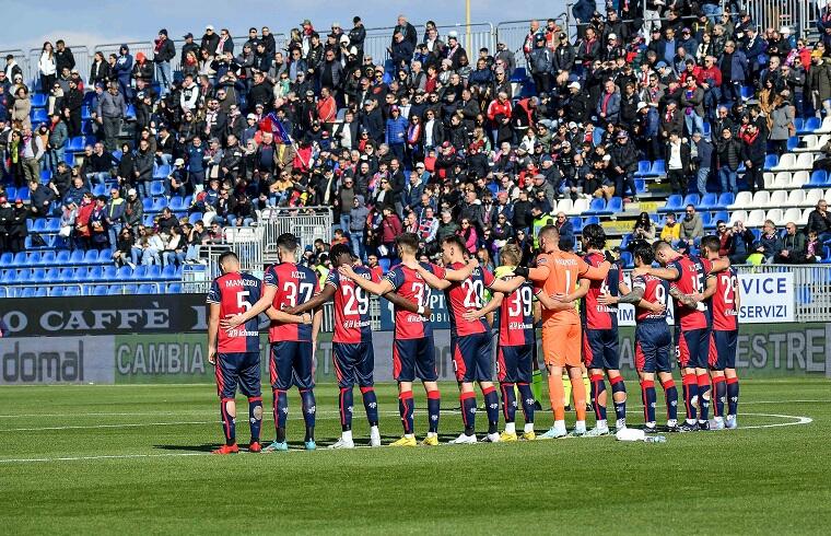 Il Cagliari durante un minuto di raccoglimento | Foto Luigi Canu