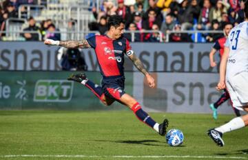 Gianluca Lapadula al tiro durante Cagliari-Benevento | Foto Luigi Canu