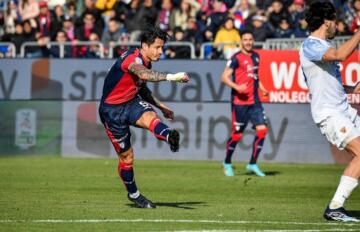 Gianluca Lapadula al tiro durante Cagliari-Benevento | Foto Luigi Canu