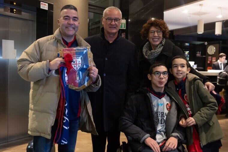Claudio Ranieri insieme a Tommaso Gallo, tifoso barese del Cagliari e alla sua famiglia | Foto Cagliari calcio