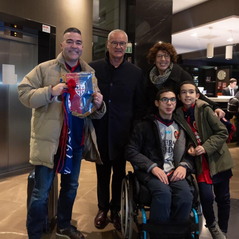 Claudio Ranieri insieme a Tommaso Gallo, tifoso barese del Cagliari e alla sua famiglia | Foto Cagliari calcio