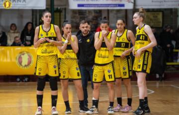 Coach Simone Righi insieme a un suo quintetto | Foto Techfind San Salvatore Selargius