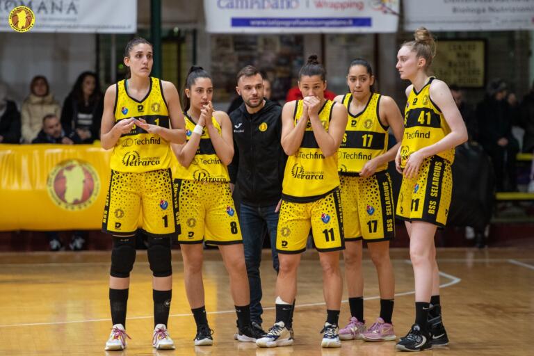 Coach Simone Righi insieme a un suo quintetto | Foto Techfind San Salvatore Selargius