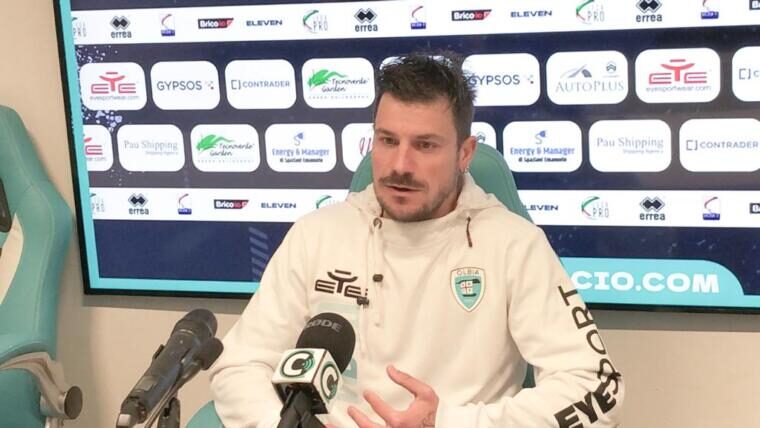 Daniele Dessena, nuovo giocatore dell'Olbia, durante la propria presentazione