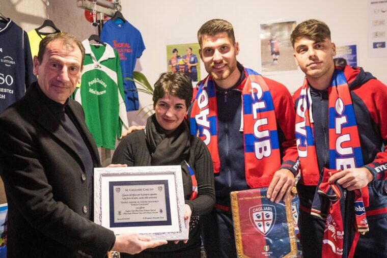 Altare, Obert e il ds Bonato durante l'incontro con il Cagliari Club di Sarroch | Foto Cagliari Calcio