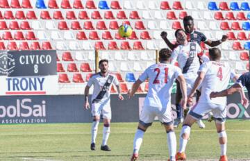 stacco di testa di Diakite in Torres-Alessandria