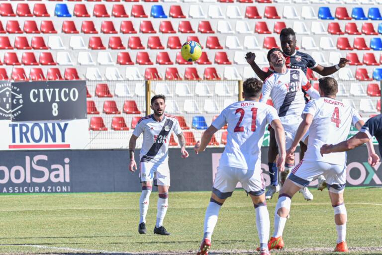 stacco di testa di Diakite in Torres-Alessandria