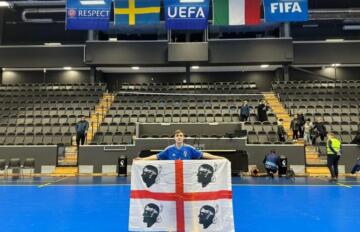 Lorenzo Etzi celebra con la bandiera dei Quattro Mori l’esordio con la maglia dell’Italia contro la Svezia