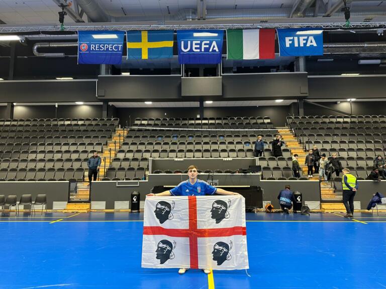 Lorenzo Etzi celebra con la bandiera dei Quattro Mori l’esordio con la maglia dell’Italia contro la Svezia