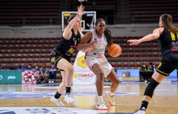 Joyner Holmes in penetrazione durante Dinamo Banco di Sardegna Sassari - Fila San Martino di Lupari | Foto L.Canu / Ciamillo-Castoria