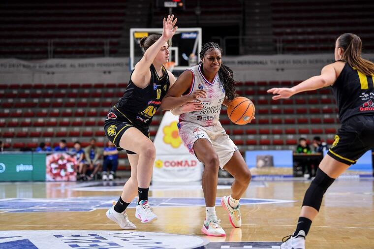 Joyner Holmes in penetrazione durante Dinamo Banco di Sardegna Sassari - Fila San Martino di Lupari | Foto L.Canu / Ciamillo-Castoria