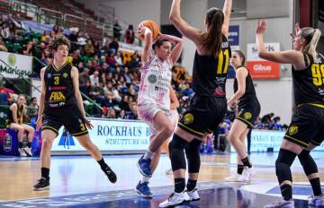 Debora Carangelo in penetrazione durante Dinamo Banco di Sardegna Sassari - Fila San Martino di Lupari | Foto L.Canu / Ciamillo-Castoria