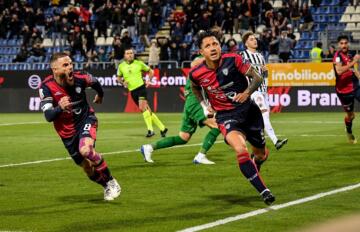 Gianluca Lapadula esulta dopo il gol in Cagliari-Ascoli | Foto Luigi Canu