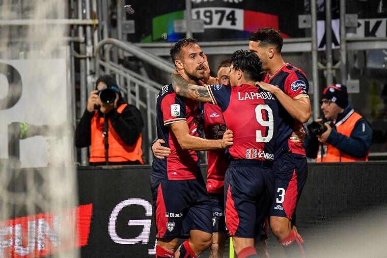 Marco Mancosu esulta con i compagni dopo il gol in Cagliari-Ascoli | Foto Luigi Canu