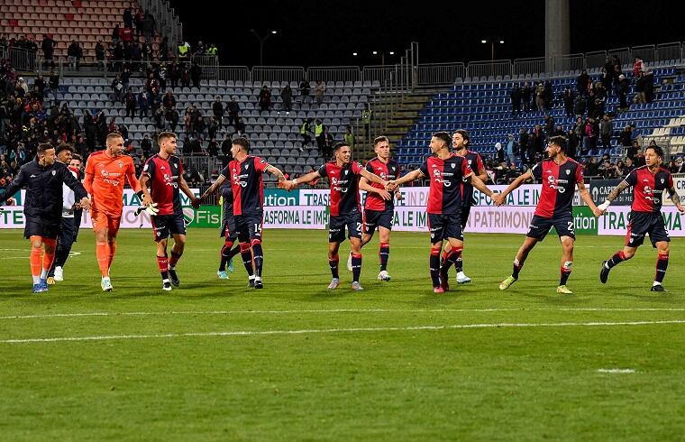 Il Cagliari esulta sotto la Sud dopo il successo con l'Ascoli | Foto Luigi Canu