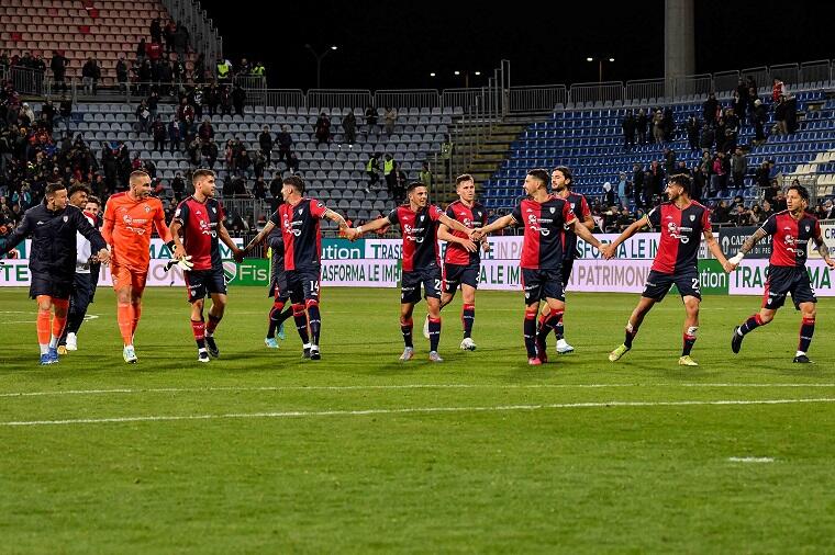 Il Cagliari esulta sotto la Sud dopo il successo con l'Ascoli | Foto Luigi Canu