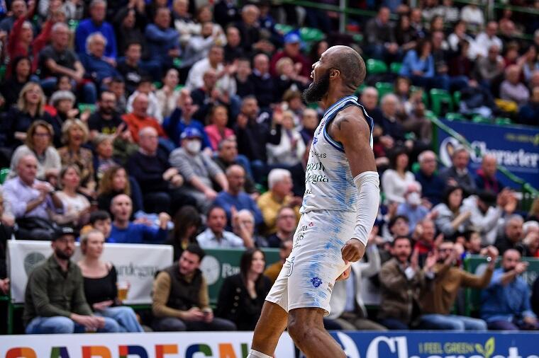 Chris Dowe esulta in Dinamo Sassari-Varese | Foto Luigi Canu