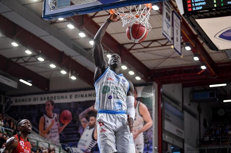 Ousmane Diop inchioda in Dinamo Sassari-Varese | Foto Luigi Canu