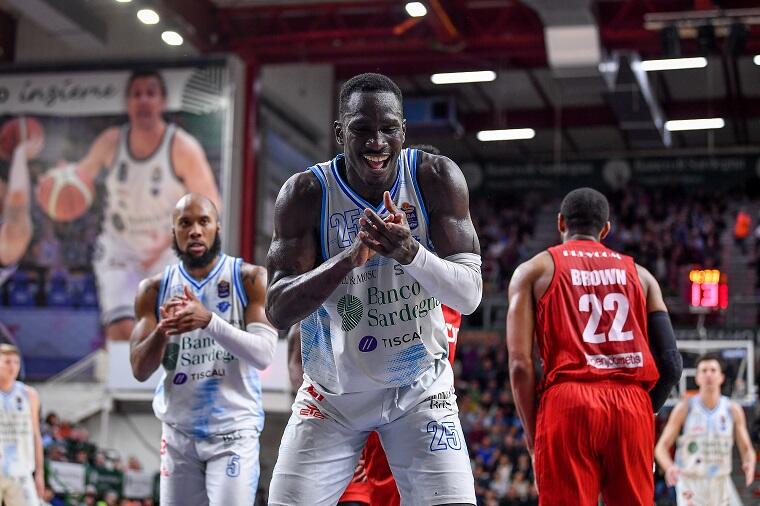 Ousmane Diop esulta dopo un canestro in Dinamo Sassari-Varese | Foto Luigi Canu