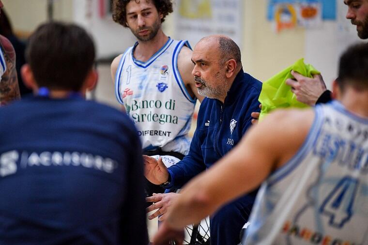 La Dinamo Lab durante un timeout nella gara d'andata con Cantù | Foto Luigi Canu