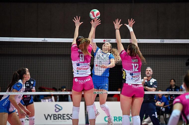 Un attacco tavolarino in Volley Hermaea Olbia - Omag-Mt San Giovanni In Marignano | Foto Luigi Canu