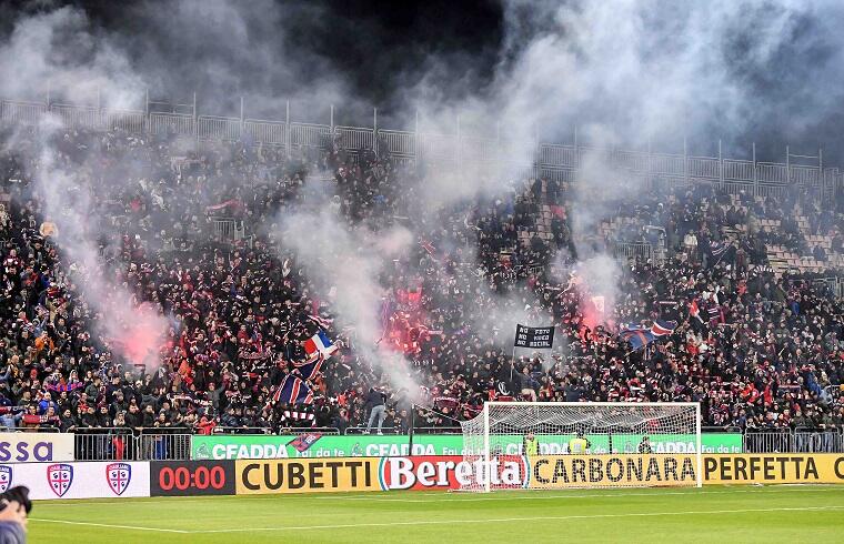 I tifosi del Cagliari durante il match contro il Genoa | Foto Luigi Canu