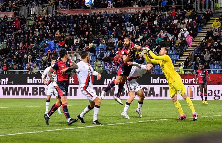 Pavoletti e Lapadula in area di rigore durante Cagliari-Genoa | Foto Luigi Canu