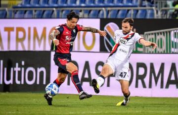 Lapadula fermato da Badelj durante Cagliari-Genoa | Foto Luigi Canu