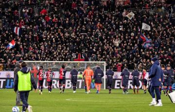 Il Cagliari saluta i propri tifosi dopo la sfida con il Genoa | Foto Luigi Canu