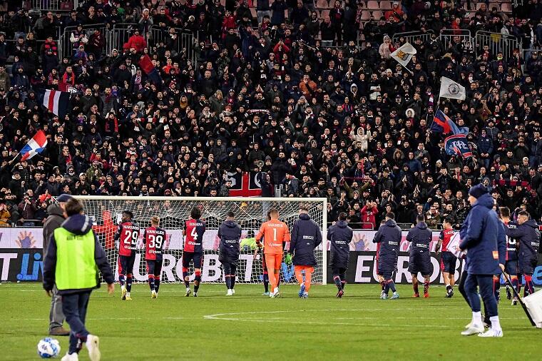 Il Cagliari saluta i propri tifosi dopo la sfida con il Genoa | Foto Luigi Canu