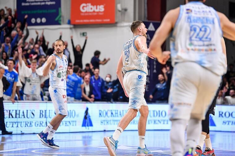 Eimantas Bendzius e Massimo Chessa esultano dopo un canestro durante la sfida con Tortona | Foto L.Canu / Ciamillo-Castoria