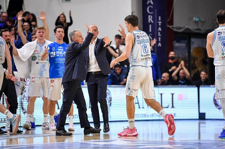 Piero Bucchi con Filip Kruslin durante Dinamo Sassari-Tortona | Foto Luigi Canu