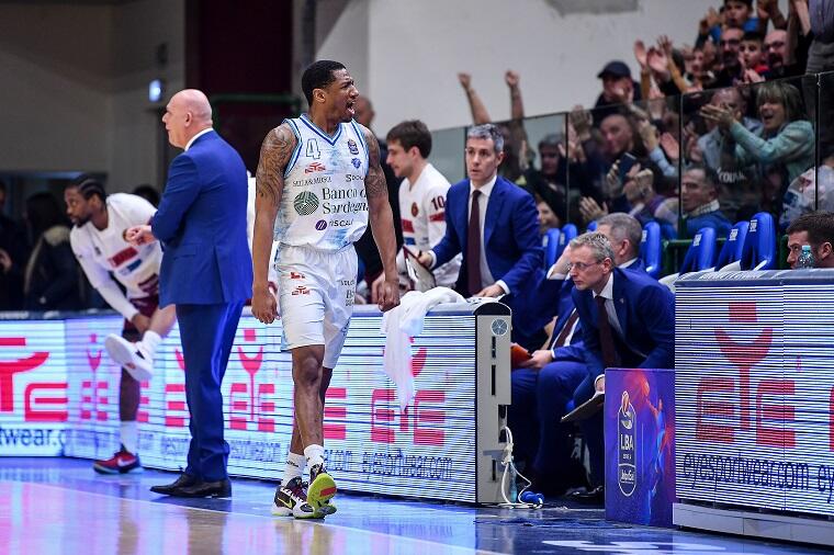 Gerald Robinson esulta dopo la tripla che ha chiuso il terzo quarto in Dinamo Sassari-Reyer Venezia | Foto Luigi Canu