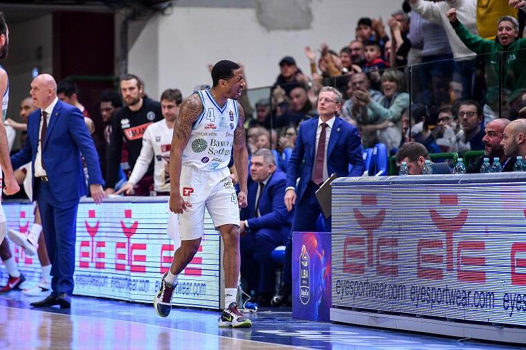 Gerald Robinson dopo la tripla segnata sul finire di terzo quarto di Banco di Sardegna Dinamo Sassari - Umana Reyer Venezia | Foto L.Canu / Ciamillo-Castoria