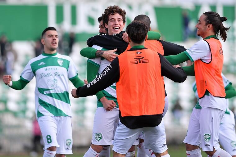 Ardit Lika esulta con i compagni dopo il gol in Arzachena - Sorrento | Foto Emanuele Perrone - Arzachena Costa Smeralda