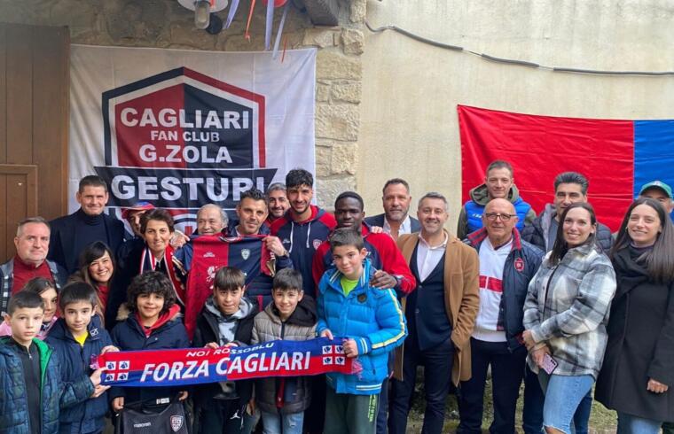 Zito Luvumbo e Nunzio Lella insieme ai tifosi del Fan Club di Gesturi | Foto Cagliari Calcio