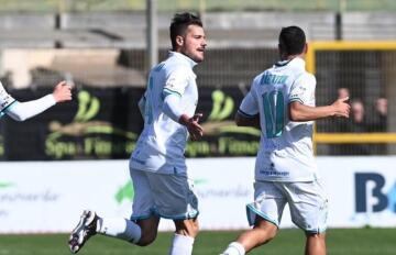 Daniele Dessena che esulta con Daniele Ragatzu dopo un gol | Foto Olbia Calcio/Sandro Giordano