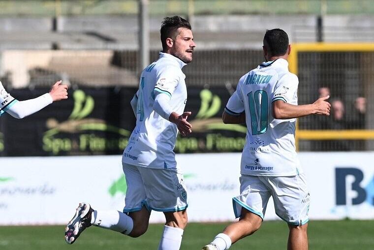 Daniele Dessena che esulta con Daniele Ragatzu dopo un gol | Foto Olbia Calcio/Sandro Giordano