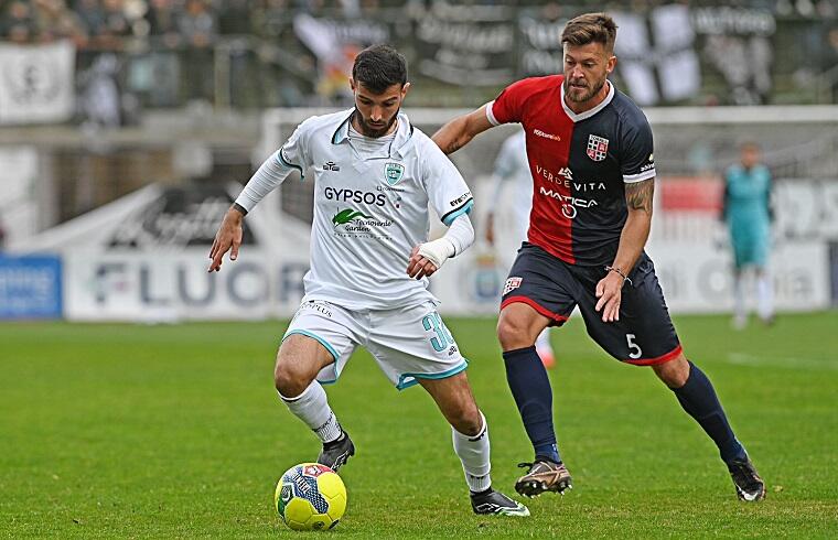 Gianluca Contini in azione durante la sfida contro la Torres | Foto Olbia Calcio/Sandro Giordano