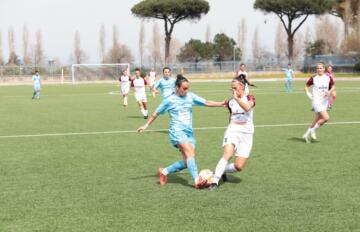 Valentina Congia in contrasto con Adriana Gomes nella sfida tra Napoli Femminile e Torres Femminile | Foto Napoli Femminile