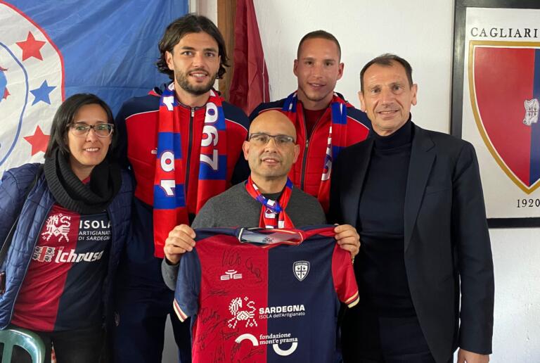 La delegazione del Cagliari in visita al Fan Club di Villanova Strisaili | Foto Cagliari Calcio