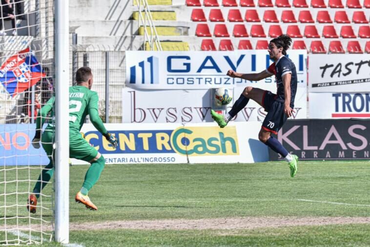 L'azione della rete di Saporiti in Torres-Ancona | Foto di Alessandro Sanna