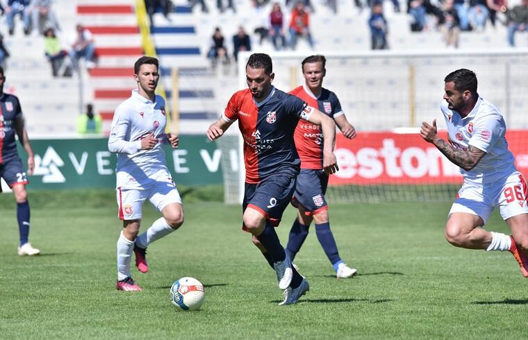 Gigi Scotto in azione durante la sfida contro l'Ancona | Foto Alessandro Sanna