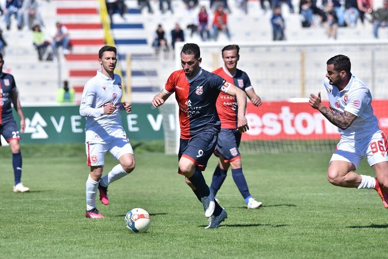 Gigi Scotto in azione durante la sfida contro l'Ancona | Foto Alessandro Sanna