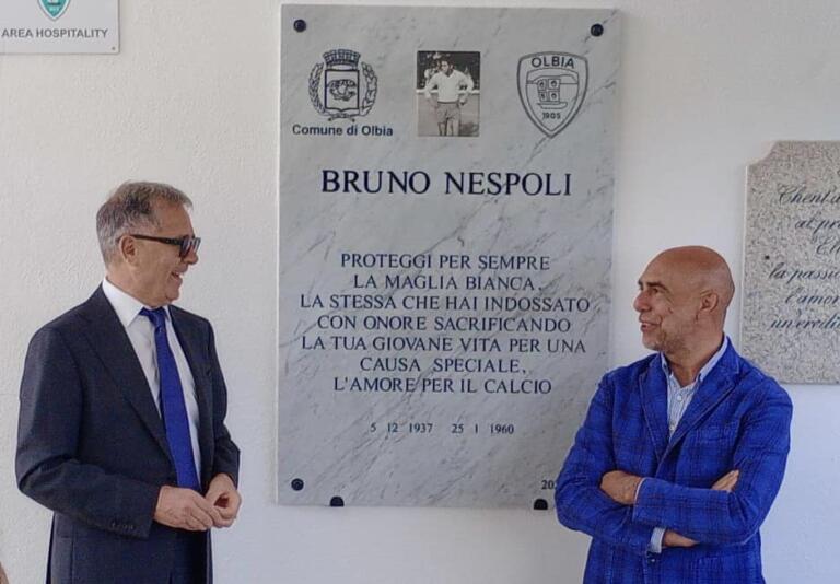 Inaugurazione della targa commemorativa in onore di Bruno Nespoli | Foto Olbia Calcio