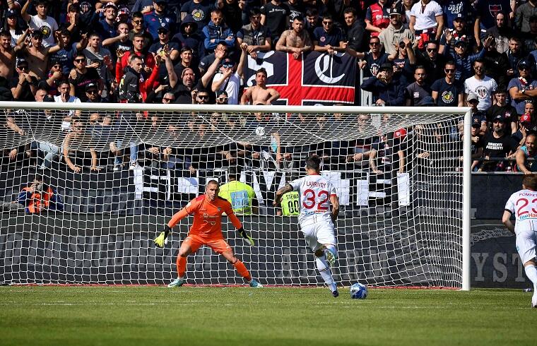 Joaquin Larrivey al momento del rigore segnato in Cagliari-Sudtirol | Foto Luigi Canu