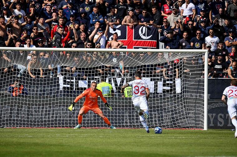 Joaquin Larrivey al momento del rigore segnato in Cagliari-Sudtirol | Foto Luigi Canu