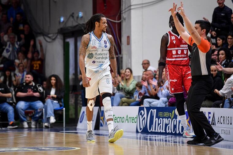 Jamal Jones dopo un tiro mandato a segno durante Banco di Sardegna Dinamo Sassari - Unahotels Reggio Emilia | Foto Luigi Canu