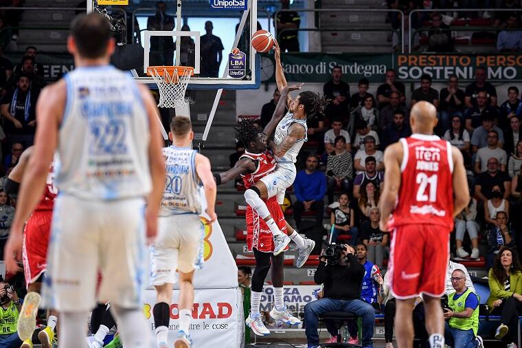 Jamal Jones attacca il ferro durante Banco di Sardegna Dinamo Sassari - Unahotels Reggio Emilia | Foto Luigi Canu